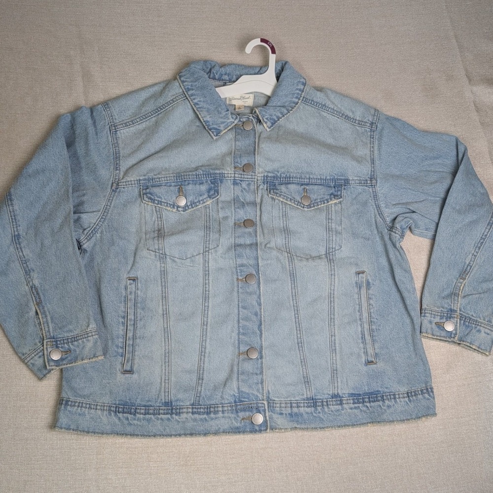 Universal Thread Denim Jacket Women XXL Light Wash NWT Trucker Distressed Hem